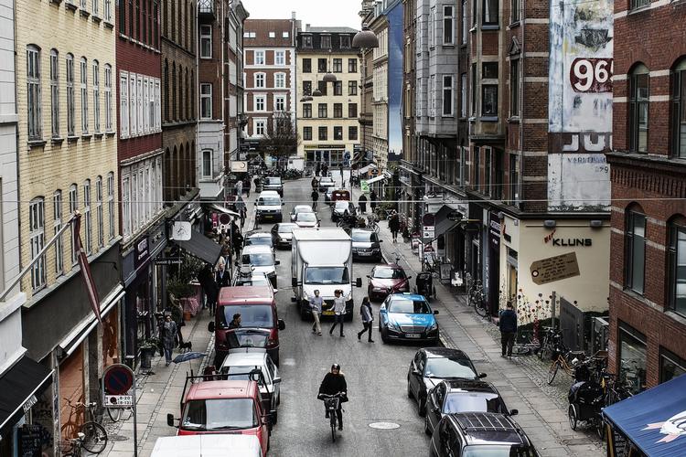 København. Hvis det ikke partout skal være Værnedamsvej, du skal bo på, er der penge at spare. Blot få kilometer væk. 