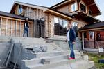 Villa. Aliki Feodorova håber, at familien kan flytte fra lejligheden i Tjumen til det nye hus i forstaden Patrusjevo inden næste sommer. Hendes mand Aleksej siger, at huset i alt kommer til at koste omkring 7, 5. mio. kroner. 