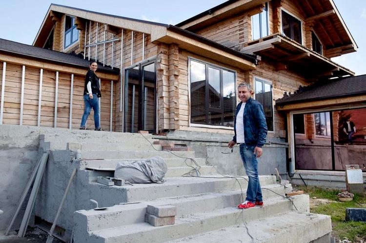 Villa. Aliki Feodorova håber, at familien kan flytte fra lejligheden i Tjumen til det nye hus i forstaden Patrusjevo inden næste sommer. Hendes mand Aleksej siger, at huset i alt kommer til at koste omkring 7, 5. mio. kroner. 