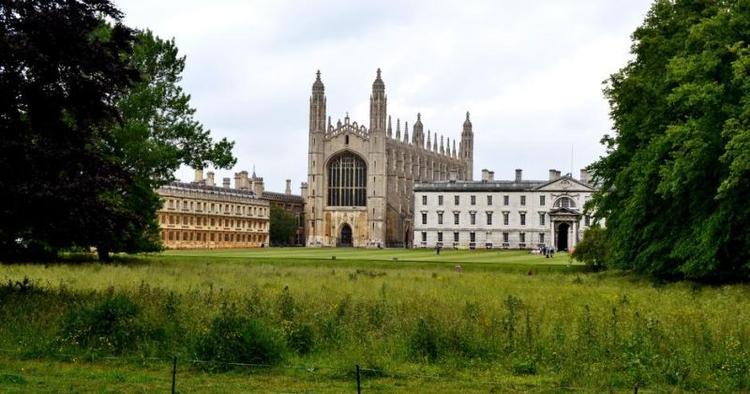 BAGSIDEN. Fra engen på floden Cams modsatte bred har man fint udsyn til det 500 år gamle King's College Chapel. 