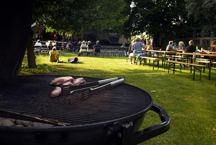 Grillfest. Så er det bare med at komme ud i det fri. 