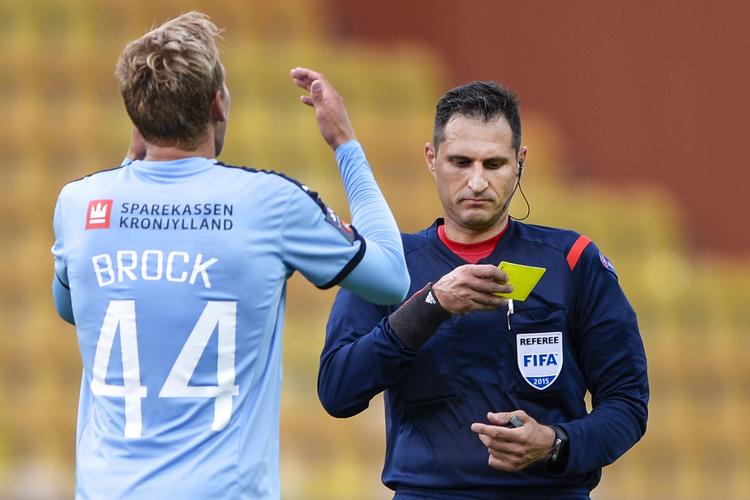 Udvist. Nicolai Brock-Madsen blev sendt tidligt i bad efter to gule kort. 