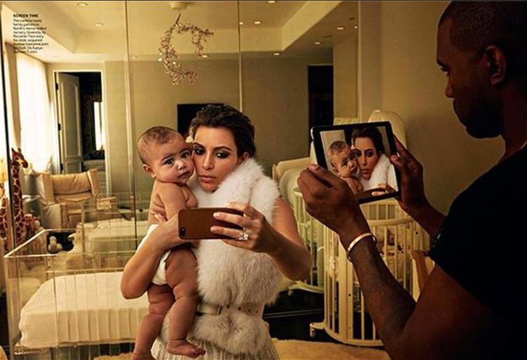 Reality-tv-stjerner. Kardashian-familien fotograferer sig selv, mens modebladet Vogue også retter linsen mod familien. 