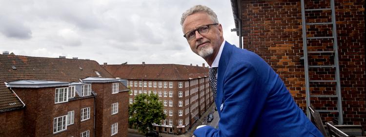 Husleje. Advokat Allan Thomsen husker ikke at have arbejdet med en udlejningsejendom uden såkaldte særmoderniseringer i en eller anden form. Efter moderniseringen hæves huslejen uforholdsmæssigt meget, siger han. 