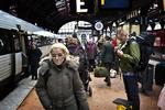Transport. Mange danskere vælger at tage toget, når de skal krydse landet, men et pristjek viser, at man kan spare flere hundrede kroner pr. billet, hvis man vælger bussen i stedet. 