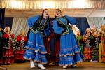 Festligt. Det basjkiriske folkeensemble 'Khatira' synger og danser til ære for Politikens udsendte. 