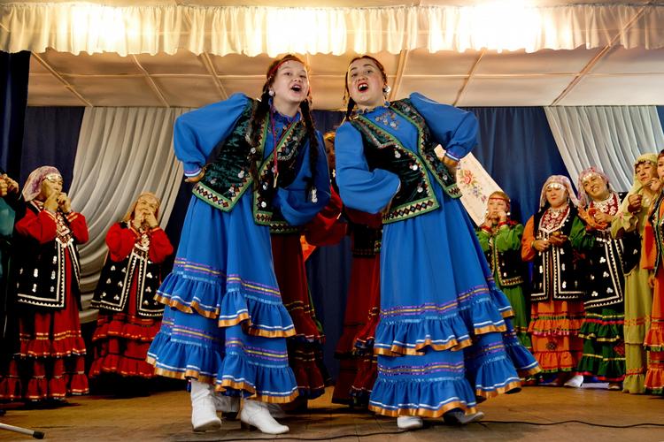 Festligt. Det basjkiriske folkeensemble 'Khatira' synger og danser til ære for Politikens udsendte. 