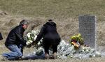 Monument. Pårørende ligger blomster på stedet, hvor Germanwings-flyet styrtede ned. 
