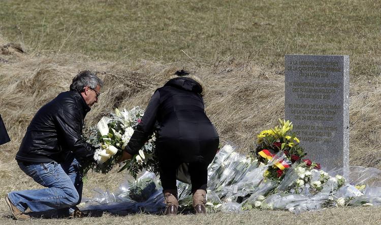 Monument. Pårørende ligger blomster på stedet, hvor Germanwings-flyet styrtede ned. 