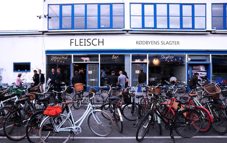 Kød. Fleisch er en kombineret slagterbutik, restaurant og cocktailbar, der lige er åbnet i Kødbyen. 