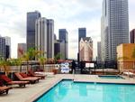 Internationalt. Skulle det være en centralt beliggende studio-lejlighed i Los Angeles? Denne kan lejes for 1.512 dollar- og så er der badekar, tagterrasse og swimmingpool. 