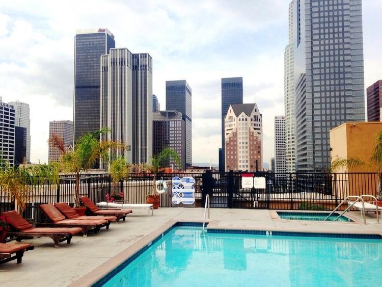 Internationalt. Skulle det være en centralt beliggende studio-lejlighed i Los Angeles? Denne kan lejes for 1.512 dollar- og så er der badekar, tagterrasse og swimmingpool. 