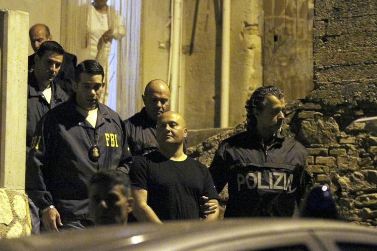 Også i maj var italiensk politi i aktion mod 'Ndranghetaen, da de anholdte en række medlemmer af mafiasyndikatet ved en razzia i den syditalienske by Sinopoli. 