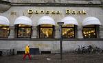 Regnskab. Danske Bank har været rigtigt dygtige til at tjene penge i første halvår og opjusterer nu forventningerne til hele året. 