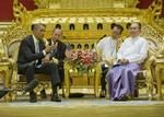 halvt demokrati. I 2012 flokkedes verdens ledere til landet, herunder præsident Obama, som i en elegant retorik talte om, at Myanmar burde gå hele vejen og fuldbyrde det, der lignede en lovende demokratisering. 