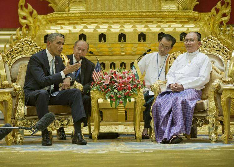 halvt demokrati. I 2012 flokkedes verdens ledere til landet, herunder præsident Obama, som i en elegant retorik talte om, at Myanmar burde gå hele vejen og fuldbyrde det, der lignede en lovende demokratisering. 