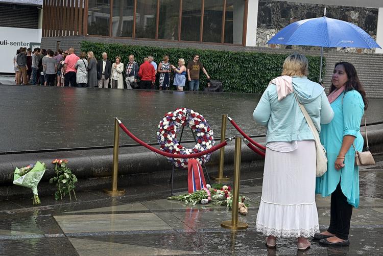 Åbning. Da museet onsdag eftermiddag åbnede for offentligheden, havde mange mennesker taget opstilling i en lang kø til trods for, at regnen silede ned. Mange af de besøgende var helt almindelige mennesker, der ikke var direkte berørt af Breiviks terror. 