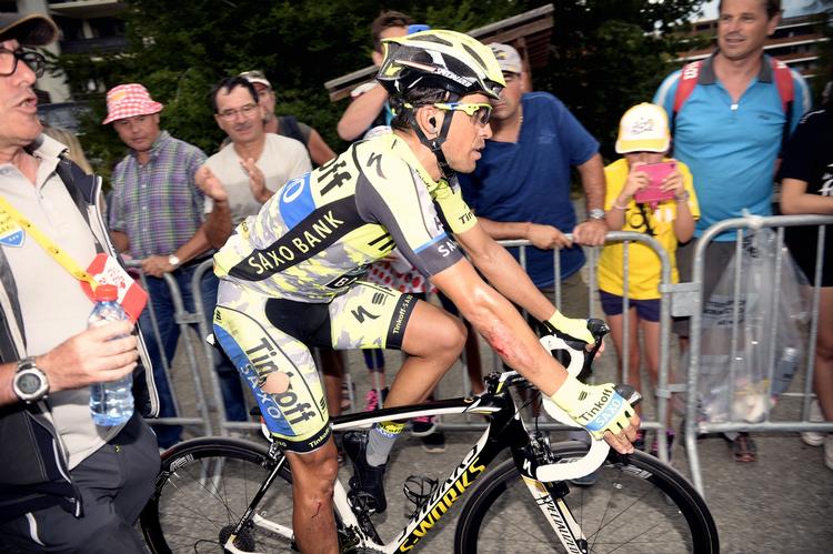 Skrammer. Alberto Contador slap uden de store mén, men mistede til gengæld dyrebare tid i klassementet. 