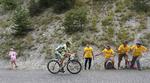 Alene. Et styrt på den frygtede nedkørsel fra Col d’Allos omkring 15 km fra mål kostede nemlig ikke alene den 32-årige spanier et ublidt møde med asfalten, men også dyrebar tid. 