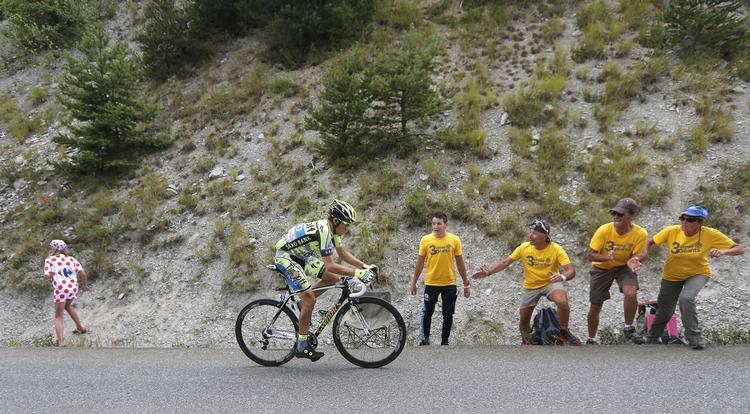 Alene. Et styrt på den frygtede nedkørsel fra Col d’Allos omkring 15 km fra mål kostede nemlig ikke alene den 32-årige spanier et ublidt møde med asfalten, men også dyrebar tid. 