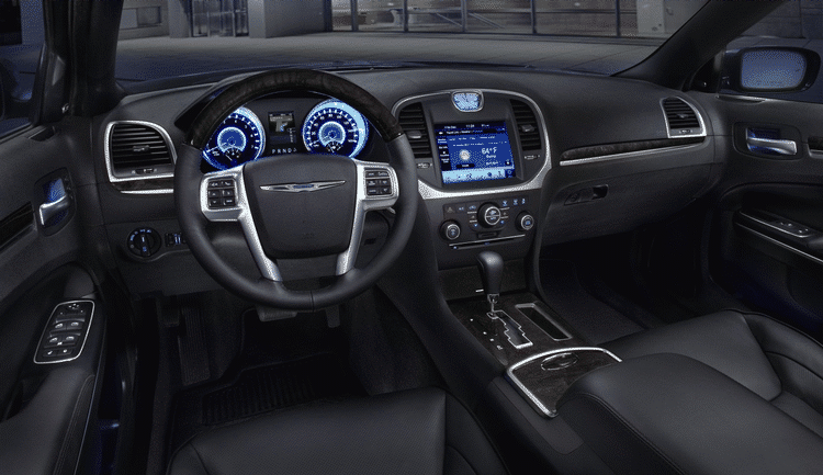 BILINDBRUD. Biler kan hackes fra flere kilometer væk, hvis de er forbundet til nettet, ligesom Fiat Chryslers biler med Uconnect-systemet ombord (bill.) (Foto: PR/Chrysler) 