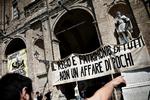 Krise. Flere steder i Italien frygter man for den nationale kulturarv. Her ses ansatte fra Regio teatret i Parma demonstrere imod nedskæringer foran byens rådhus. Foto: Liv Høybye Jeppesen 