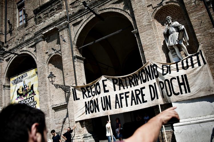 Krise. Flere steder i Italien frygter man for den nationale kulturarv. Her ses ansatte fra Regio teatret i Parma demonstrere imod nedskæringer foran byens rådhus. Foto: Liv Høybye Jeppesen 