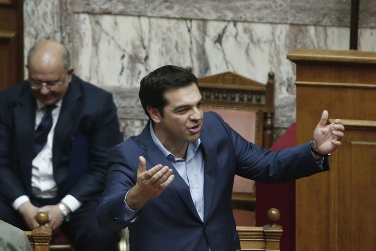 Kritiseret. Ministerpræsident Alexis Tsipras måtte tage imod meget kritik fra egne partifæller, da det græske parlament i nat debatterede reformer, som skal give landet adgang til nye lån. 