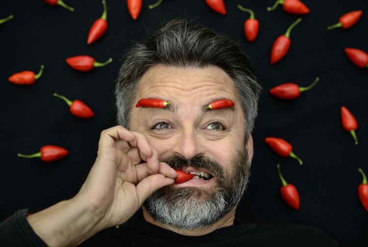 Stærkt. Listen håber, at Chili Klaus serverer sig selv en skål håndgranater i sin næste video. 