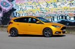 EFFEKTFULD. Store fælge og spoilere fortæller, at denne Ford Focus er en kraftbombe. 