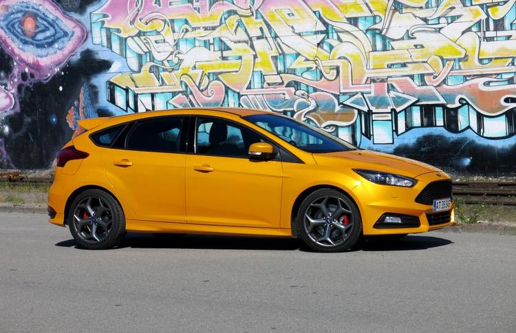 EFFEKTFULD. Store fælge og spoilere fortæller, at denne Ford Focus er en kraftbombe. 