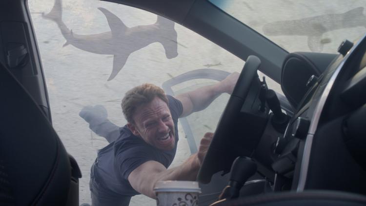 Redningsmand. Ian Ziering spiller hovedrollen Fin Shepard. Her ses han i en scene fra 'Sharknado 3'. 