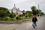 Bag flotte blomsterbede ligge en kirke hvor menigheden dyrker Putin som reinkarnation af  apostlen Paulus 