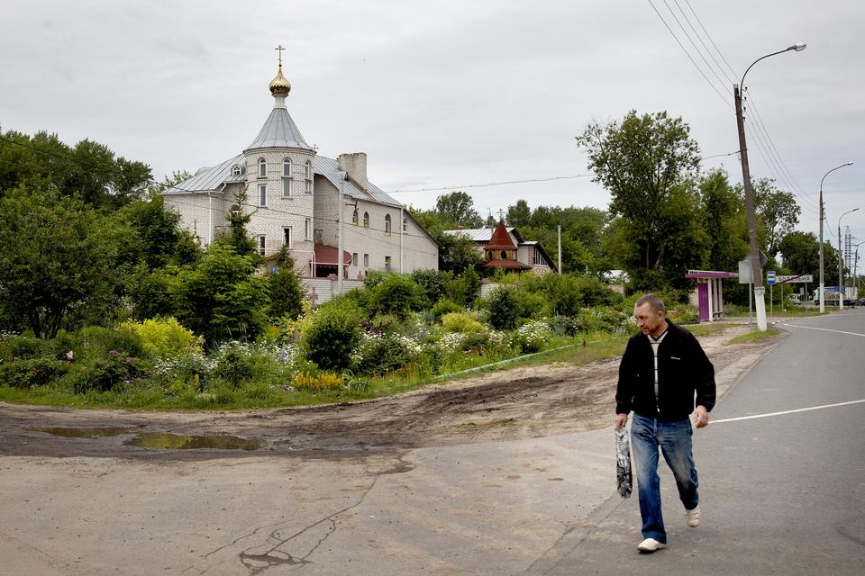 Bag flotte blomsterbede ligge en kirke hvor menigheden dyrker Putin som reinkarnation af  apostlen Paulus 
