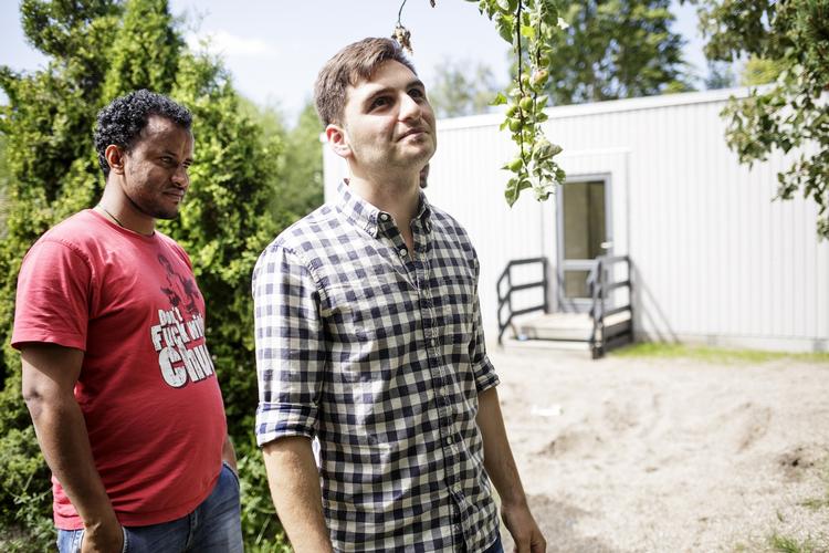 Boligjagt. Jowan Reyad Ibo (th.) er en af de flygtninge der er blevet indlogeret i en pavillon som midlertidig bolig i Køge. Foto: Lasse Kofod 