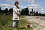 Vejkant. Jelena sælger skovjordbær i udkanten af den lille by Myt. Hun mistede sit arbejde i maj og lever nu af at sælge de bær, som hun plukker. 