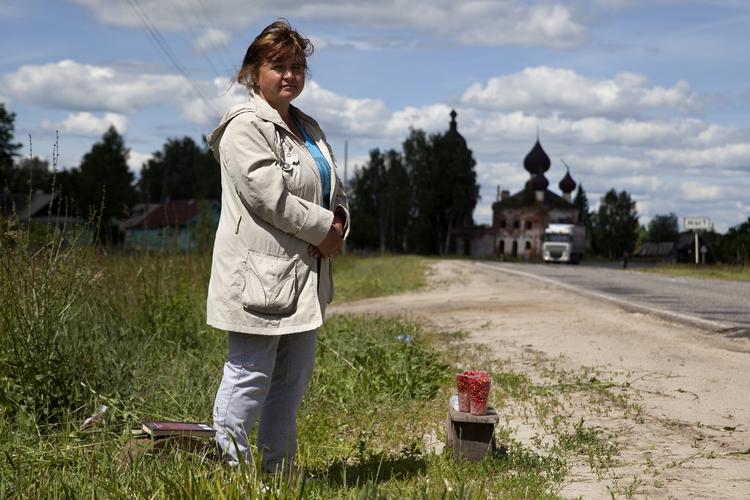 Vejkant. Jelena sælger skovjordbær i udkanten af den lille by Myt. Hun mistede sit arbejde i maj og lever nu af at sælge de bær, som hun plukker. 