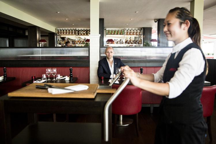Rungsted. Det røde læder går igen på alle restauranterne i kæden Mash. Navnet er en forkortelse for Modern American Steak House. 