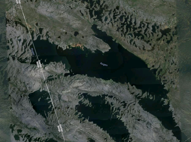 KANOTUR. Det var her i Rogen Sø, at man i går fandt ligene af de tre danskere. Søen ligger på grænsen mellem Sverige og Norge. 