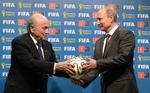 VENNER. Sepp Blatter (tv.) har tidligere symbolsk overdraget VM-bolden til Vladimir Putin, og lørdag mødes de igen, når der trækkes lod til kvalifikationen før VM 2018 på russisk græs. 