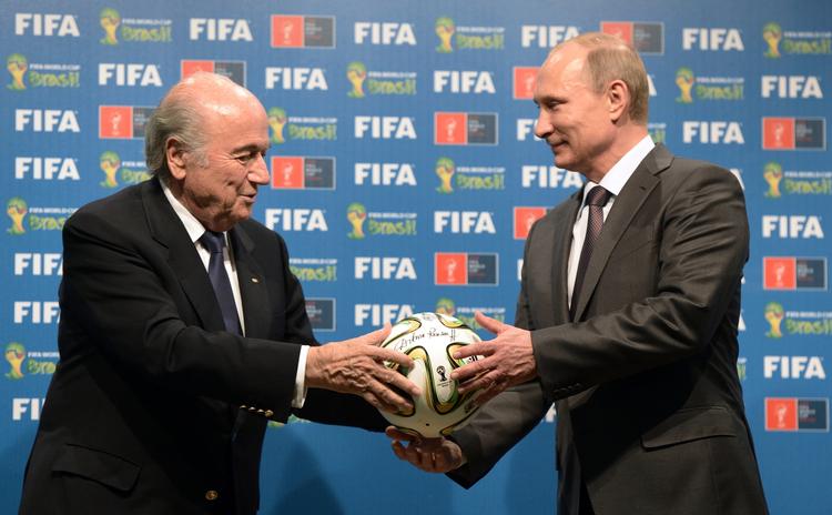 VENNER. Sepp Blatter (tv.) har tidligere symbolsk overdraget VM-bolden til Vladimir Putin, og lørdag mødes de igen, når der trækkes lod til kvalifikationen før VM 2018 på russisk græs. 