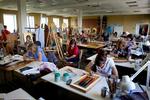 fokus. Præcisionsarbejde på ikonfabrikkens atelier. Ikonmalerne arbejder i hold, hvor hver har sin opgave, men skal holde samme stil. Rammerne er givne af traditionen, men inden for disse er der en vis kunstnerisk frihed, fortæller ikonmaleren Natalija Arapova. 