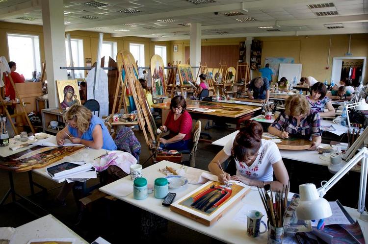 fokus. Præcisionsarbejde på ikonfabrikkens atelier. Ikonmalerne arbejder i hold, hvor hver har sin opgave, men skal holde samme stil. Rammerne er givne af traditionen, men inden for disse er der en vis kunstnerisk frihed, fortæller ikonmaleren Natalija Arapova. 
