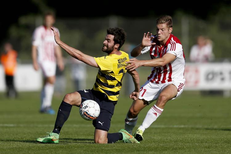 0-1. Hobro IF's Martin Mikkelsen i kamp med Aab's Kasper Risgård. 