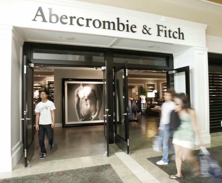 Utilfredshed. Ansatte i tøjkæden Abercrombie &amp; Fitch er vrede over at være blevet pålagt, hvordan de skal gå klædt på arbejde. 