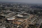 Manaus. Som en stor klat by ligger Manaus midt i Amazonas tropiske jungle. Manaus har blandt andet tiltrukket sig verdens opmærksomhed, da byen husede VM-kampe i fodbold i 2014. Til anledningen blev der bygget et stort stadion. 