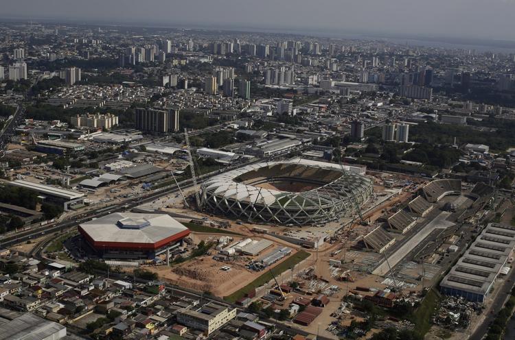 Manaus. Som en stor klat by ligger Manaus midt i Amazonas tropiske jungle. Manaus har blandt andet tiltrukket sig verdens opmærksomhed, da byen husede VM-kampe i fodbold i 2014. Til anledningen blev der bygget et stort stadion. 