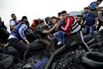 FLUGT. Bådflygtninge fra Syrien, Afghanistan, Pakistan, Iran og Irak ankommer hver dag fra Tyrkiet til ferieøen Lesbos, Grækenland. Om de derefter sætter kursen mod Danmark afhænger ikke af, hvad de får at vide om sociale ydelser, siger seniorforsker Ninna Nyberg Sørensen. 