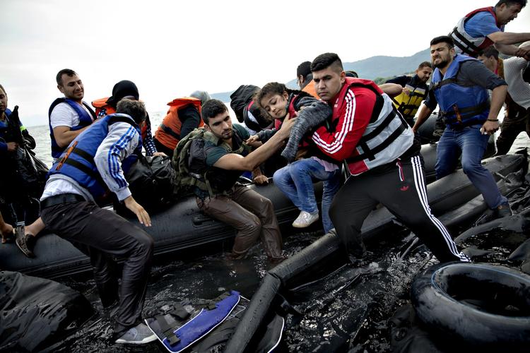 FLUGT. Bådflygtninge fra Syrien, Afghanistan, Pakistan, Iran og Irak ankommer hver dag fra Tyrkiet til ferieøen Lesbos, Grækenland. Om de derefter sætter kursen mod Danmark afhænger ikke af, hvad de får at vide om sociale ydelser, siger seniorforsker Ninna Nyberg Sørensen. 
