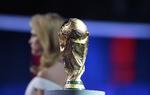 POKALEN. Tyskland havde udlånt Fifa-pokalen til dagens VM-lodtrækning i Skt. Petersborg. 